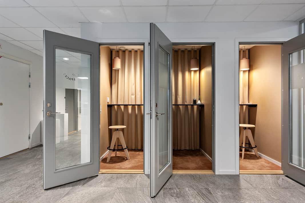 Dörrar öppna till 3 arbetsrum