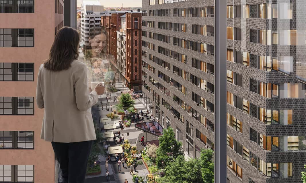 Kvinna tittar ut från Haga Blackbox