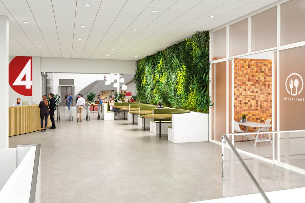 Person som sitter bakom glasdörrar.