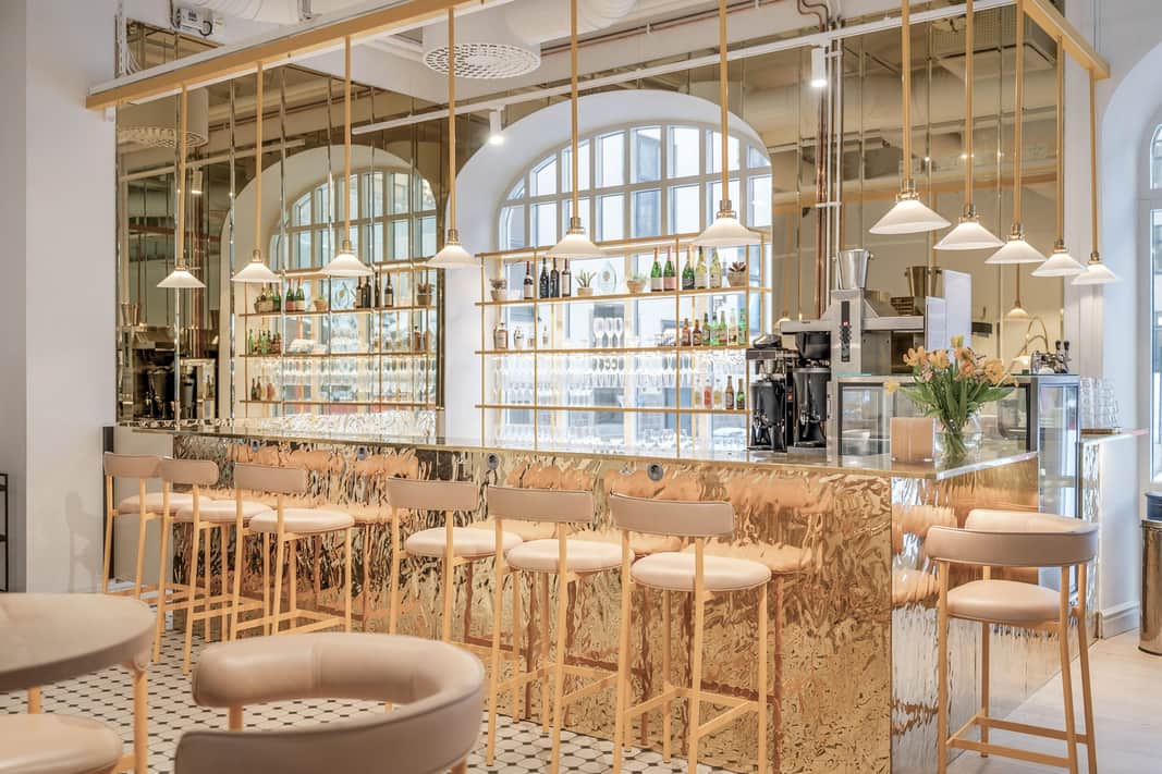 Innergård med gula sittmöbler och padelbana.