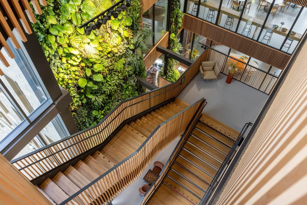 Vy in mot mötesrum.