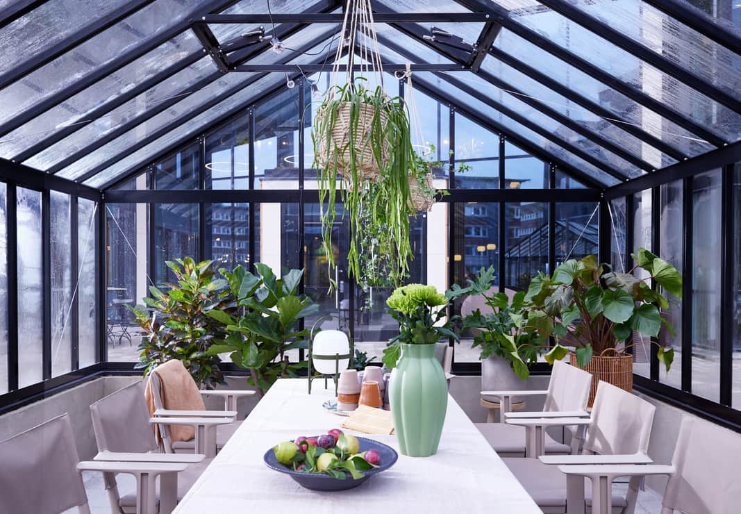 Sittplatser vid ett runt bord.