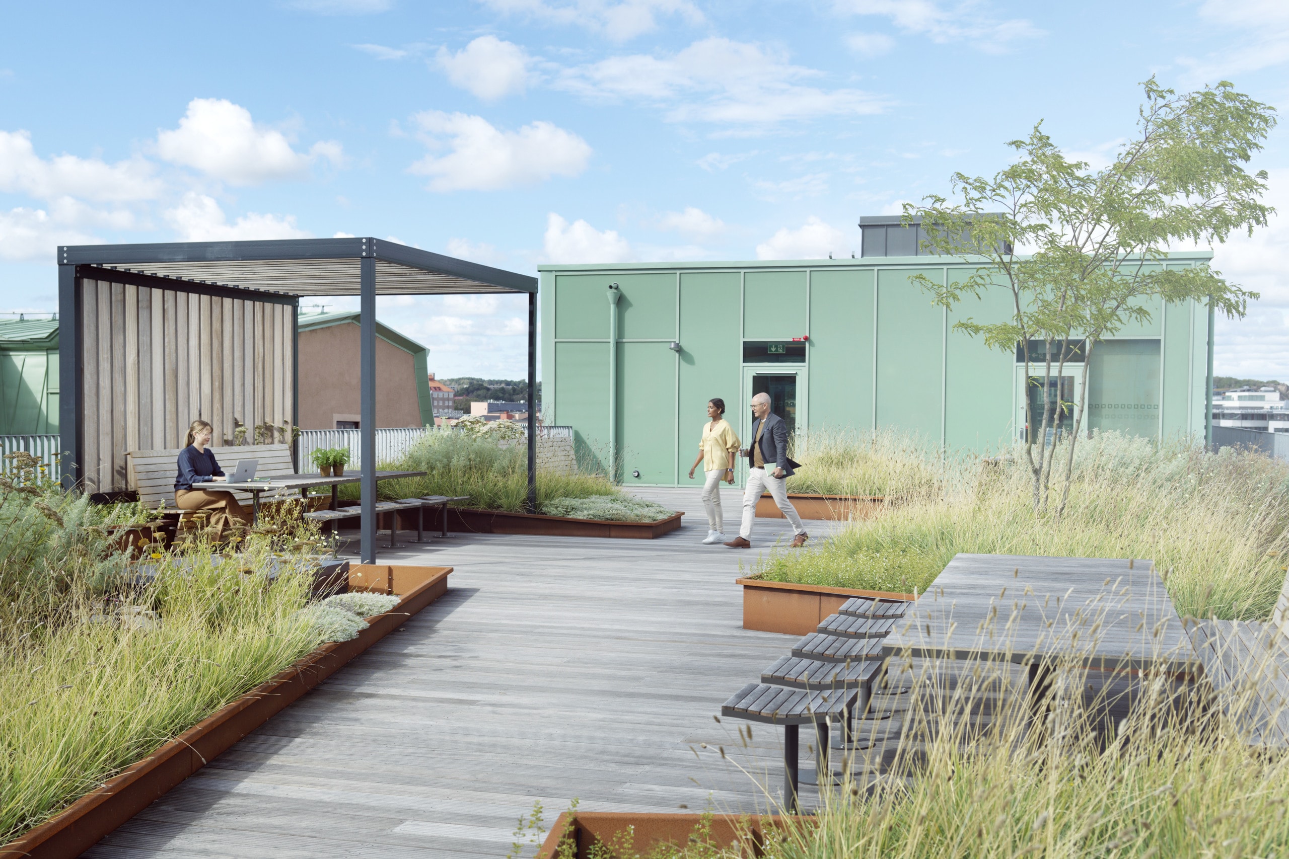 Människor på takterrassen.