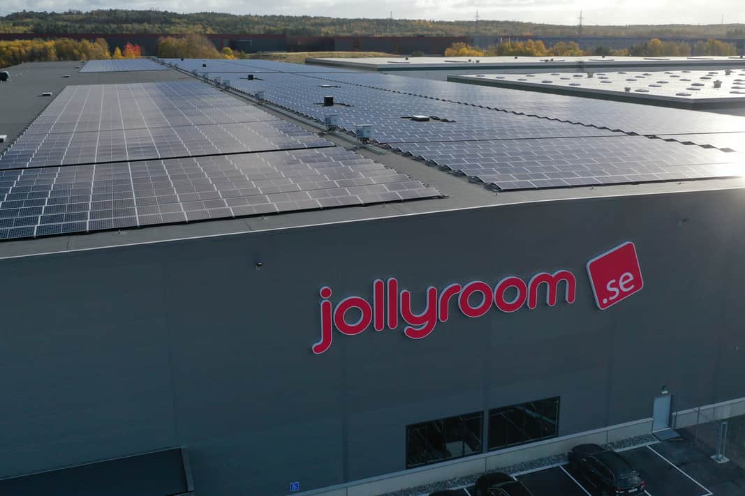 Närbild av fastighet med texten Jollyroom.