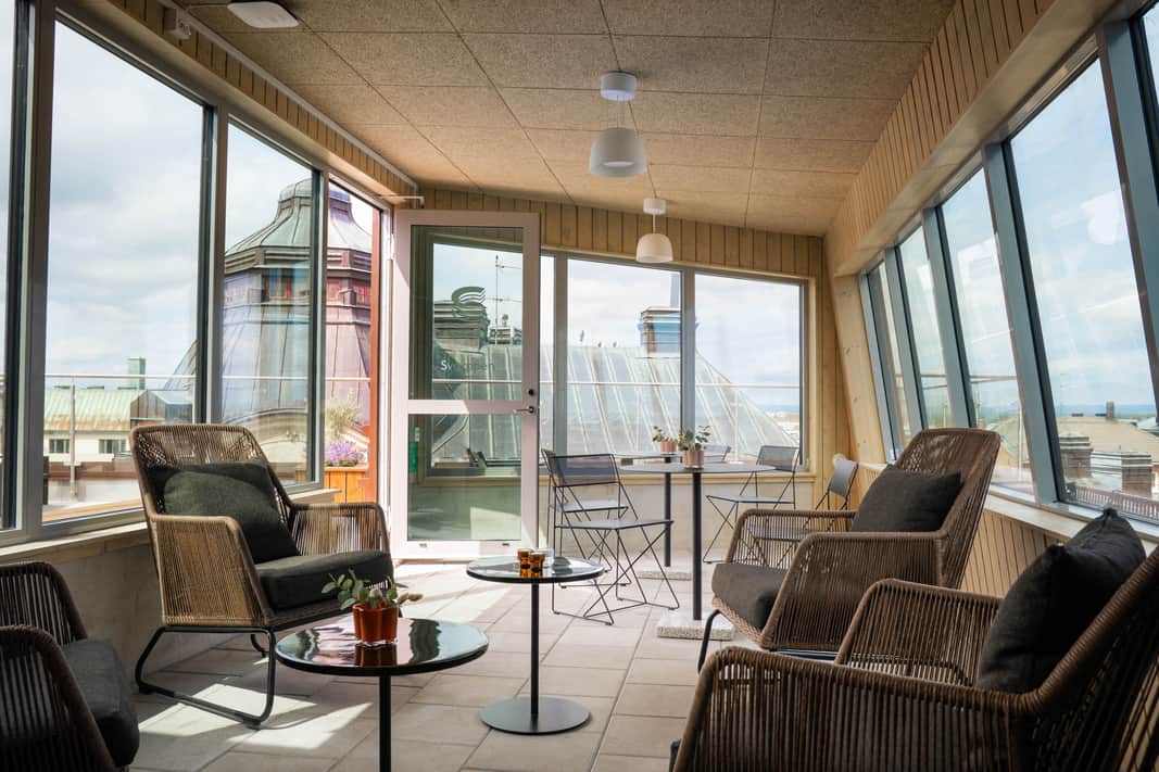 Uterum på takterrassen med fåtöljer och bord