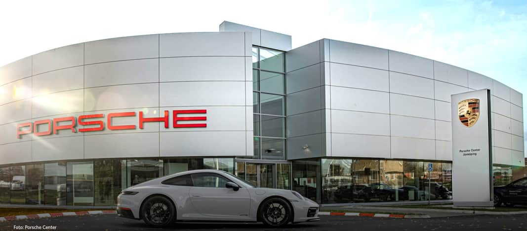 En porschebil står framför byggnaden i Jönköping