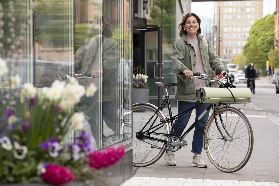 tjej leder cykel