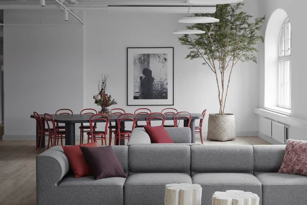 Soffa framför långt bord.