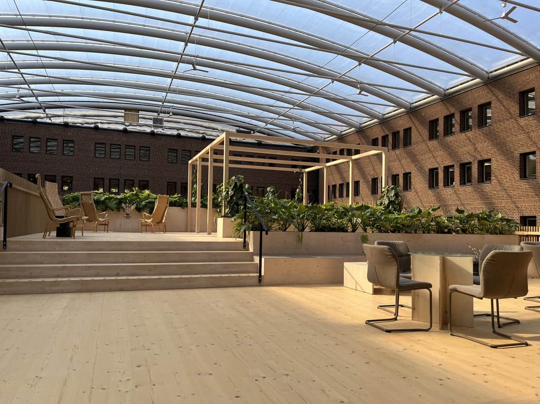 Terass i huset med ett transparent tak.