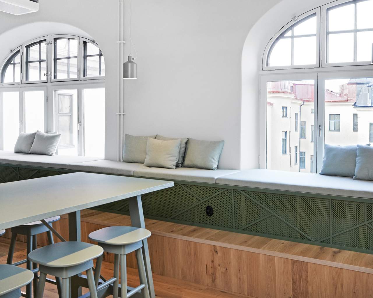 Platsbyggda sittbänkar i matsal.