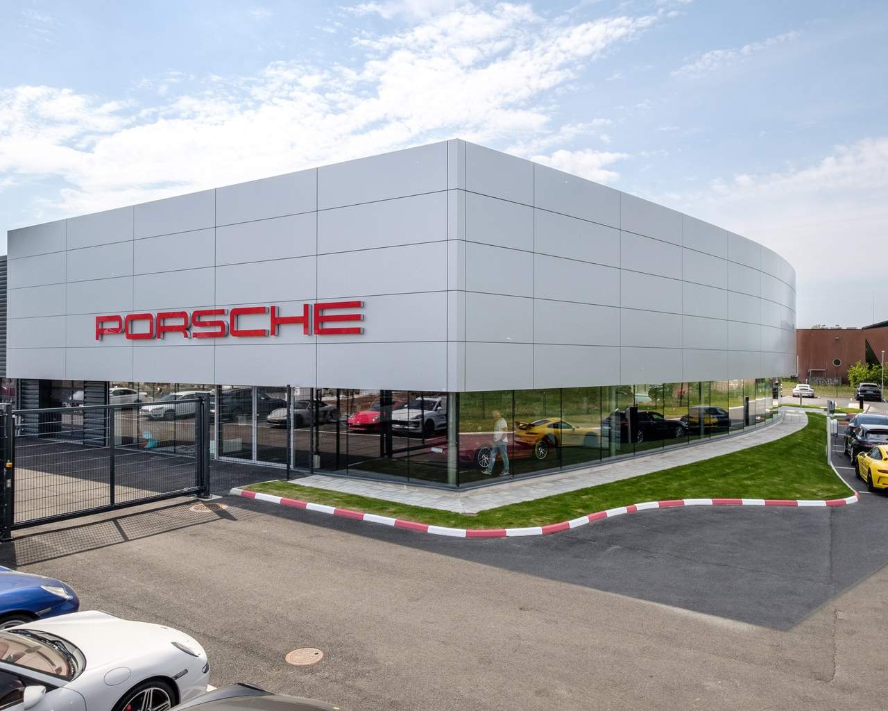 Fastigheten med bilar utanför.