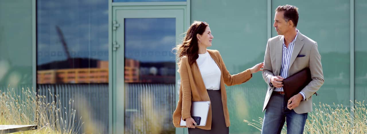 Människor i en matsal.