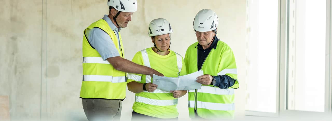 Människor som samtalar i en soffgrupp.