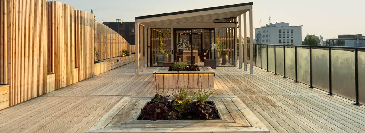 Drönarbild över Jönköping vid vattnet.