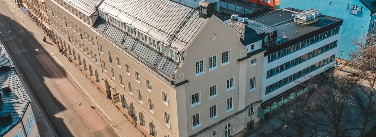 Exteriörbild av fastighet vid torg.