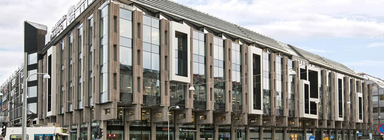 En stor byggnad med många fönster på sidan av den.