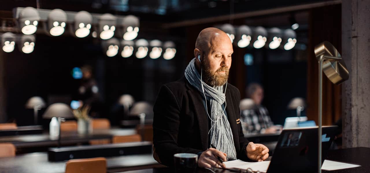 Soffgrupp, bord och skärm på väggen.