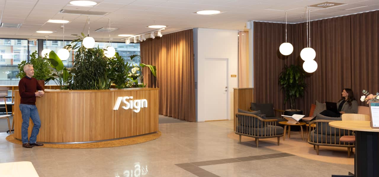 Lobby med stora panoramafönster ut mot Växjö