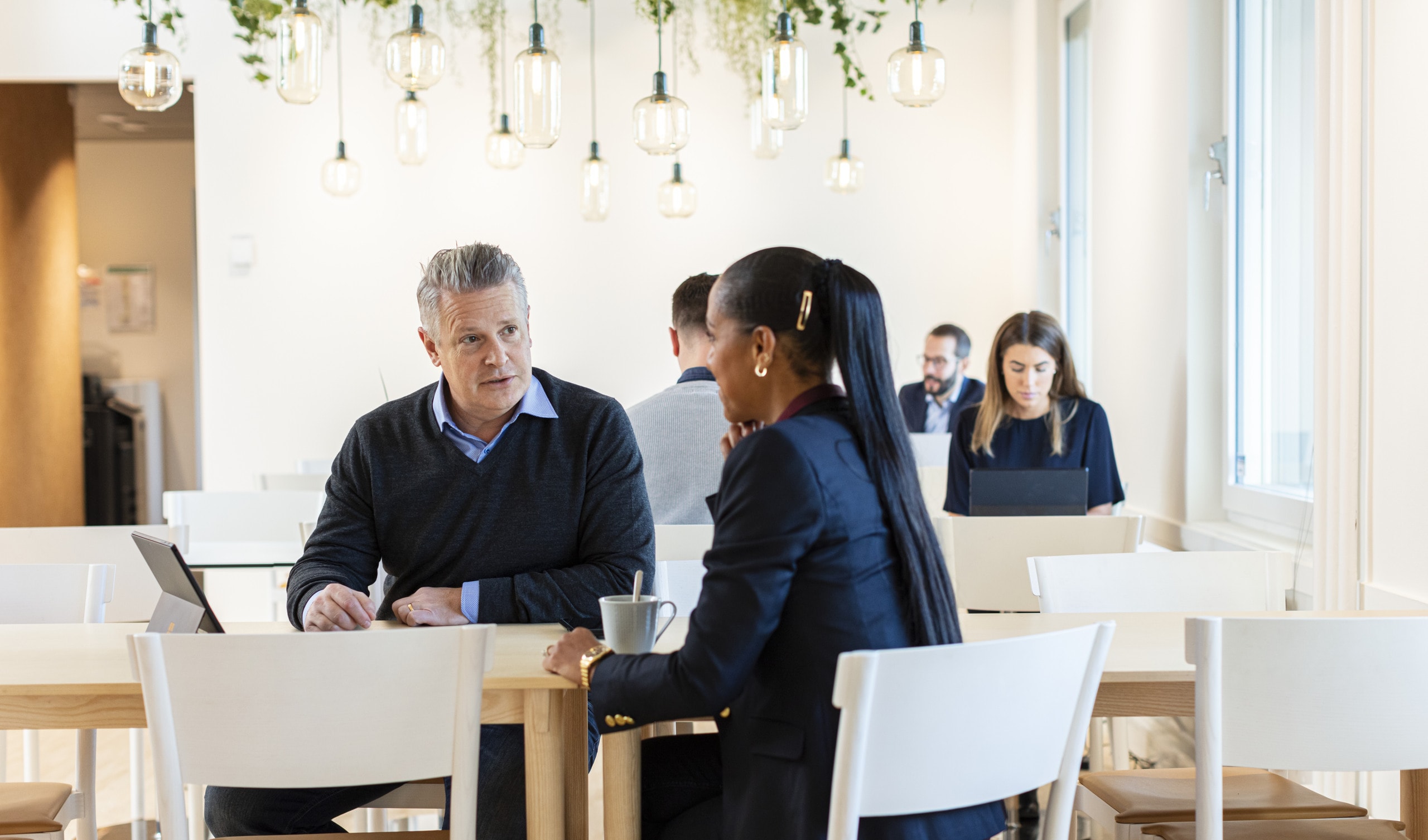 Två personer vid en dator.