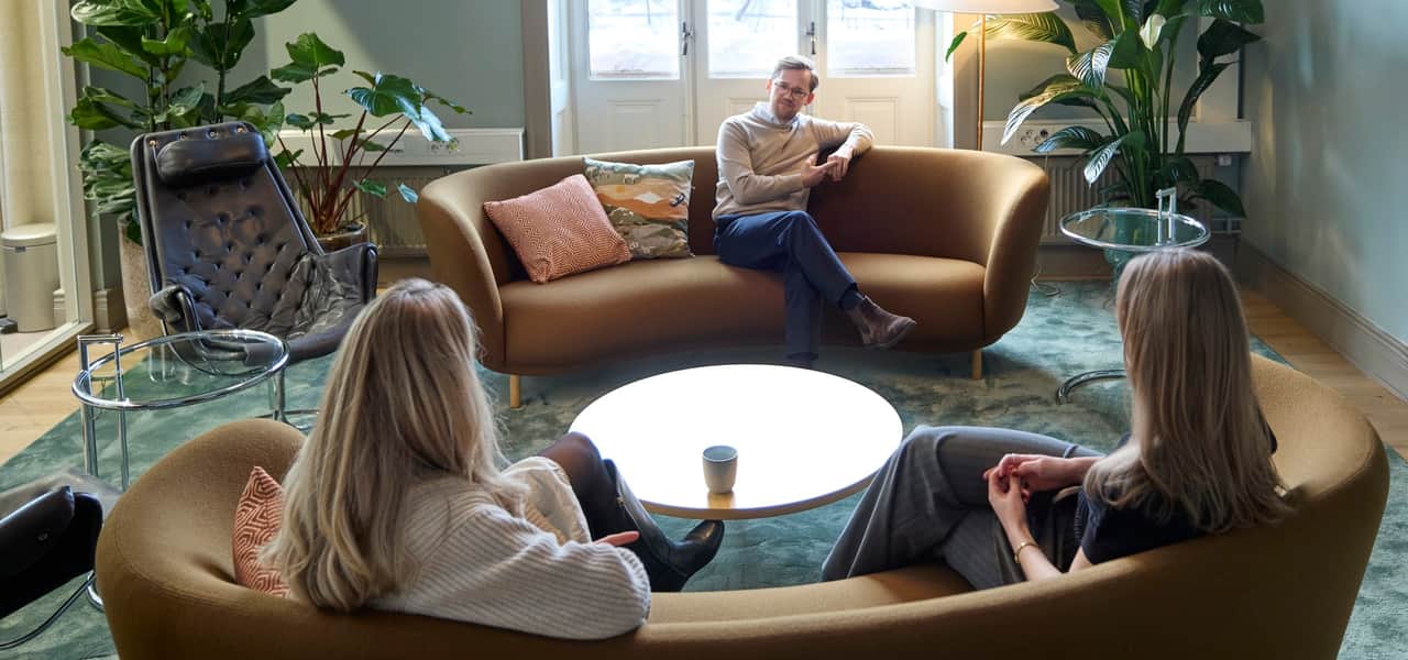 Personer som fikar vid ett bord.