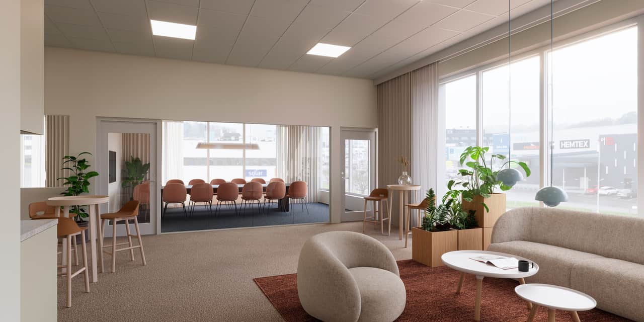 Ett rum med soffor och stora fönster