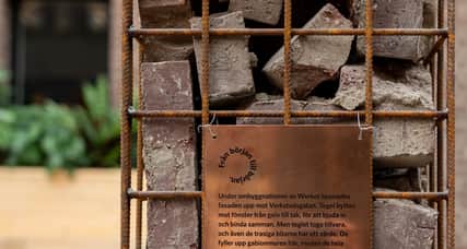 Gabionmur med lösa tegelstenar i.