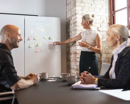 Människor i ett mötesrum.