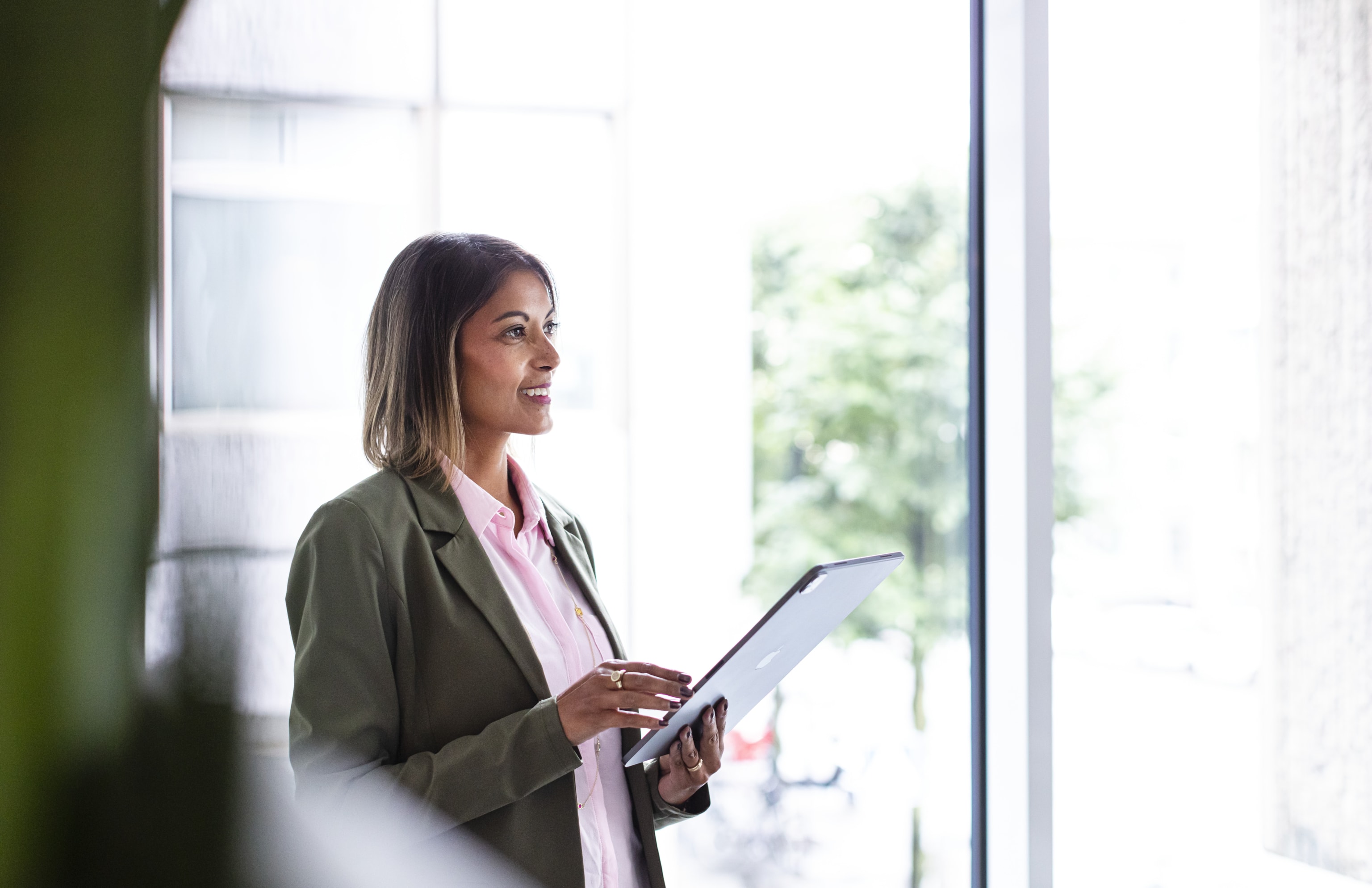 Två personer står och tittar på en ipad.