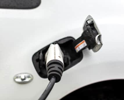 Tre personer samtalar vid en dator.