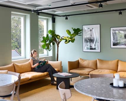 Kvinna läser i lounge