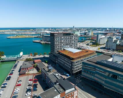 Stadsvy med utsikt över hamn i Malmö