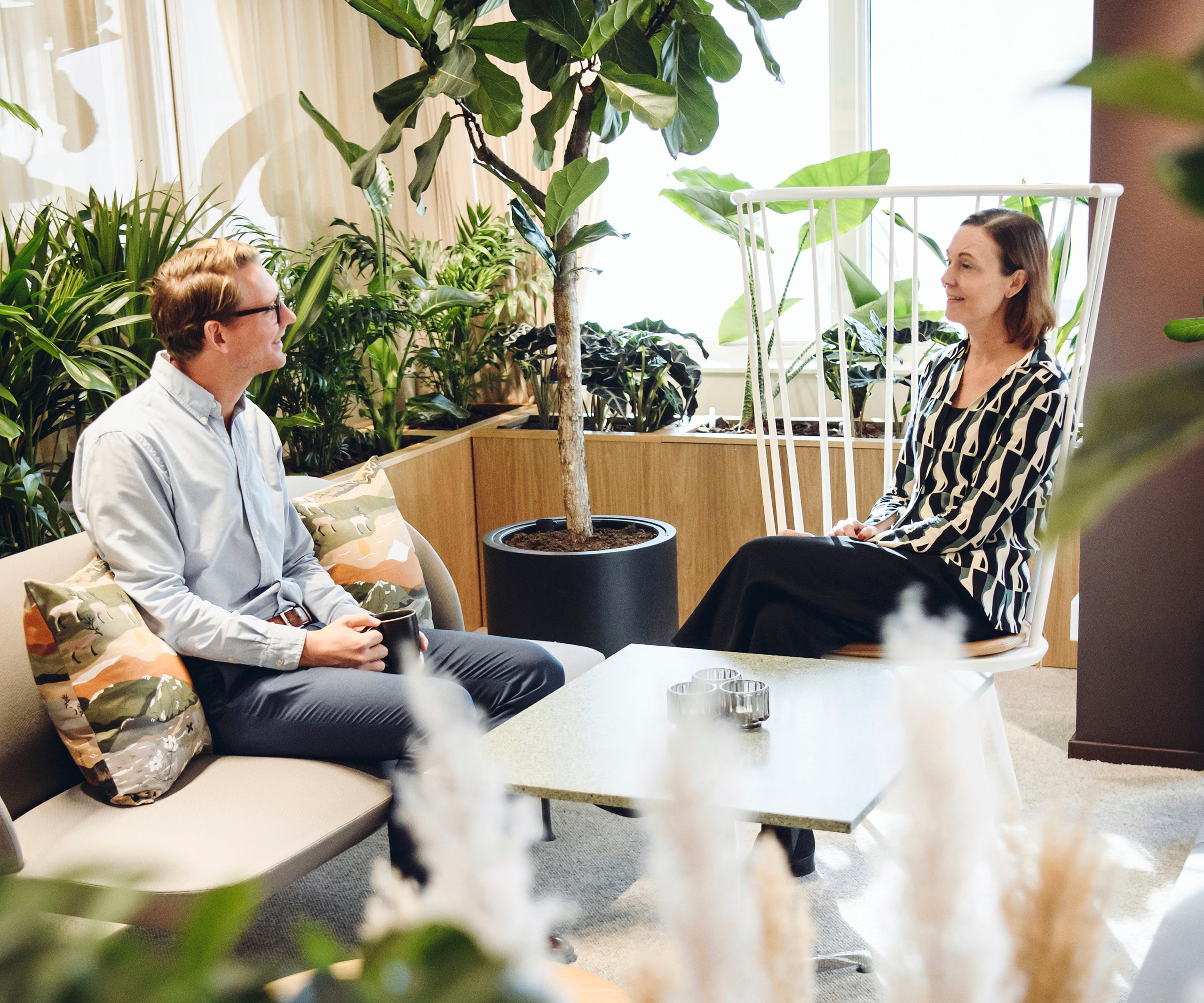 Två personer som sitter och pratar.