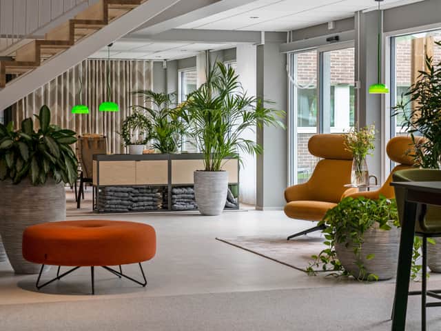 Loungeyta med sittmöbler.