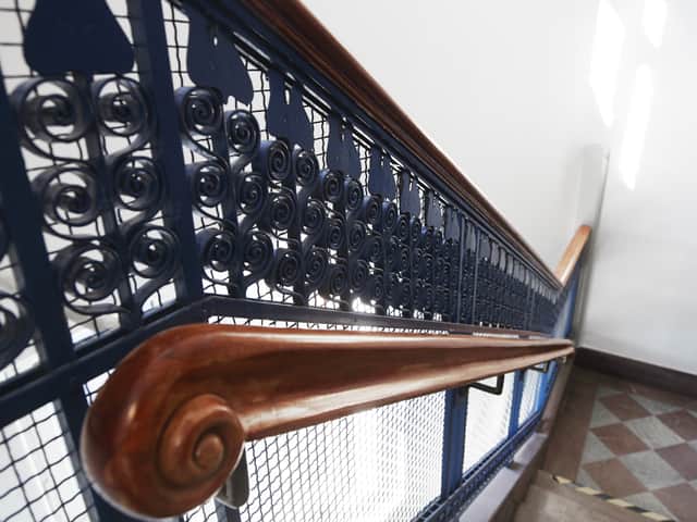 Närbild på trappräcke i jugendstil.