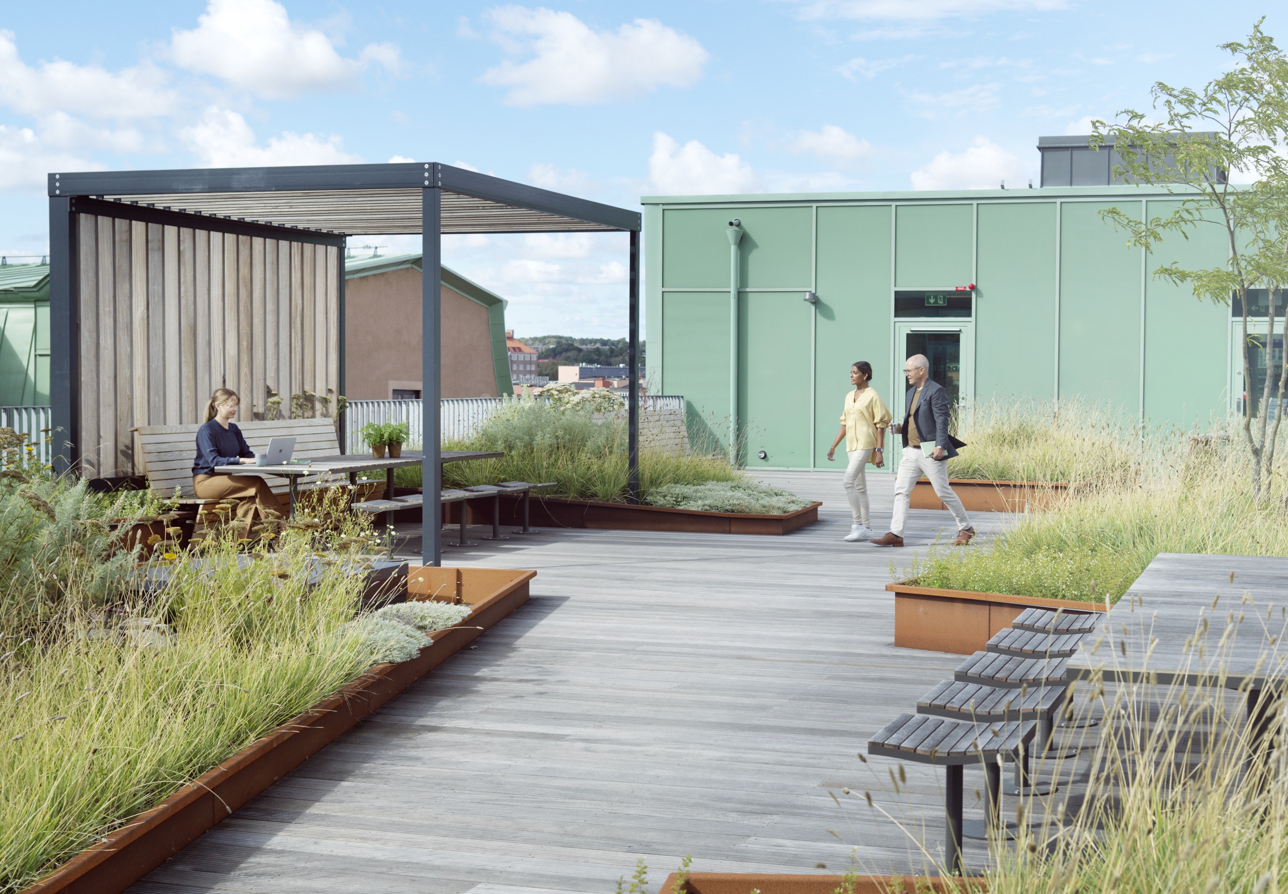 Tre personer på en takterrass.