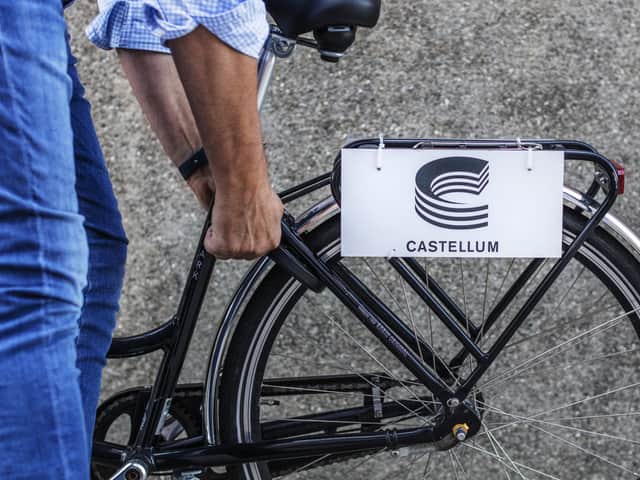 Person låser en cykel.