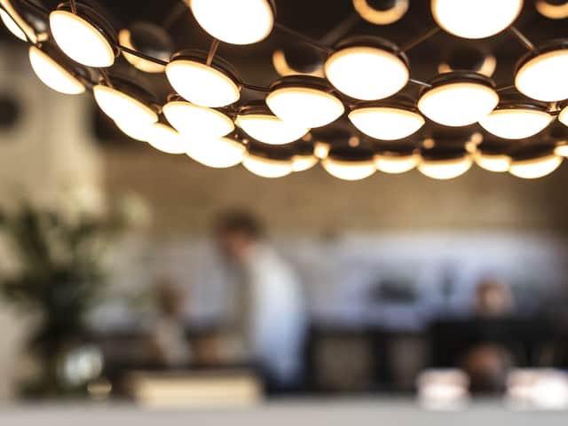 Närbild på en lampa.