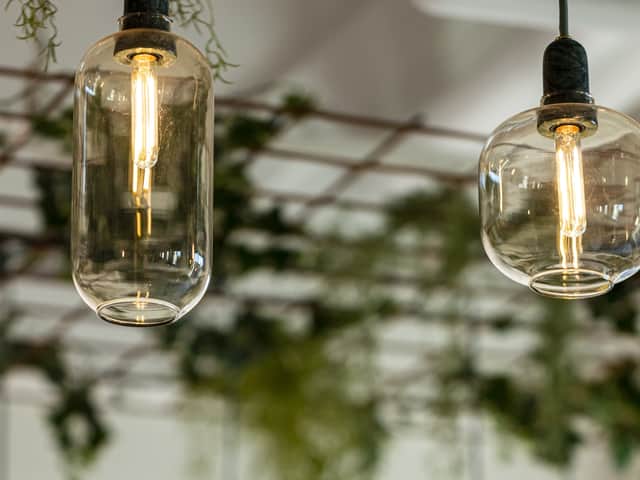 Närbild av klara taklampor.