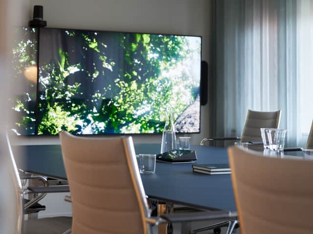 Mötesrum med tv-skärm på väggen.