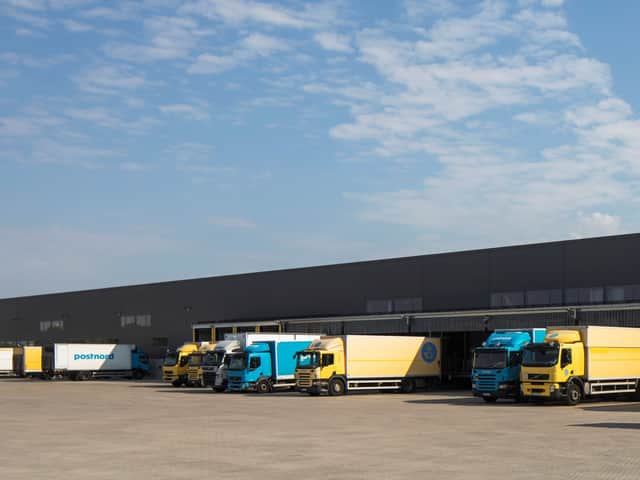 Lastbilar utanför logistikfastighet.