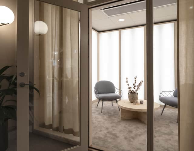 Inblick mot samtalsrum.