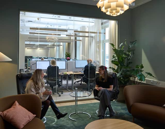 Personer sitter i en cafémiljö.