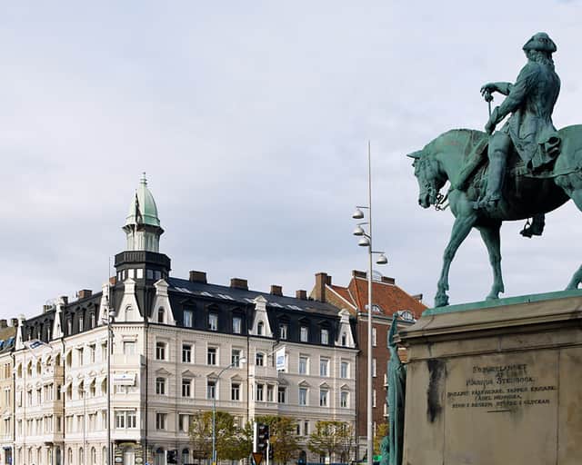 Vy över centrala Helsingborg med en staty i förgrunden.