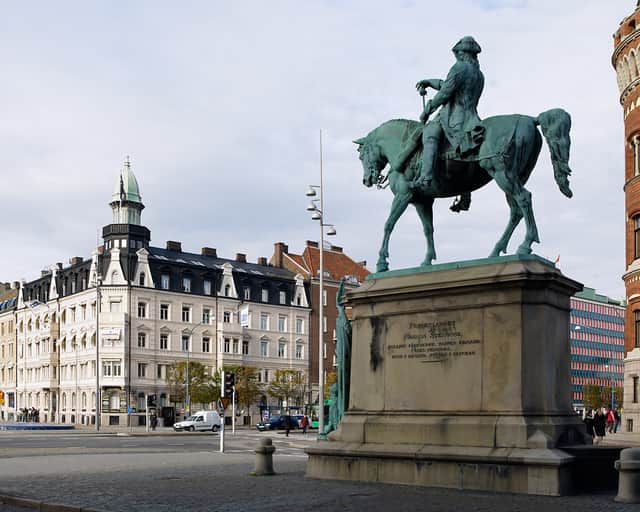 Vy över centrala Helsingborg med en staty i förgrunden.