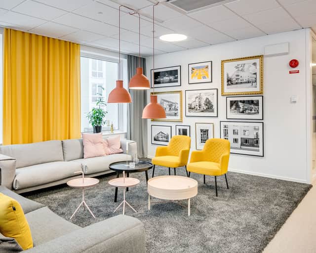 Loungehörna med gula och grå möbler.