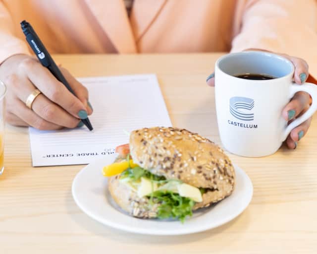 Konferensfika, block och person som sitter och skriver