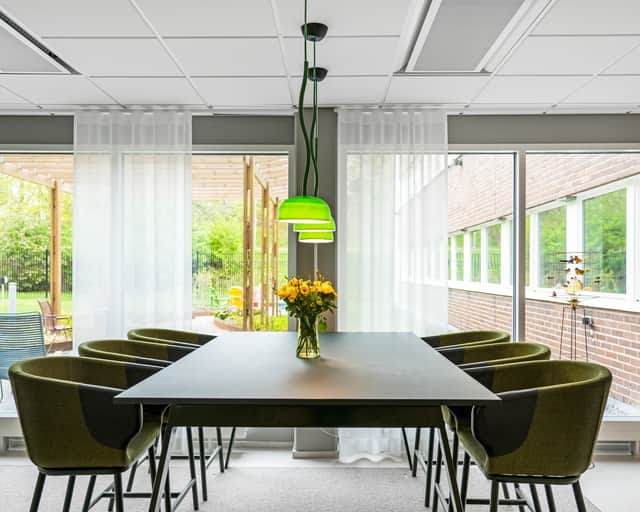 Sittplatser vid fönster.