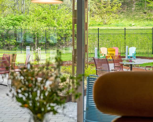 Utemöbler på den grönskande innergården.