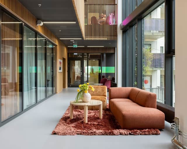 Publik yta med en växtvägg och en entré.