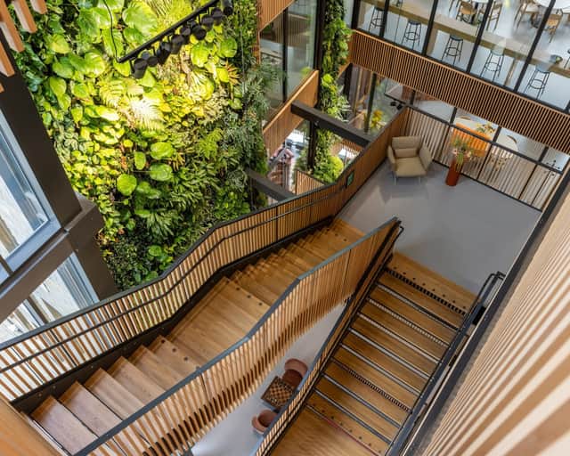 Vy in mot mötesrum.